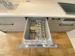 家事の時間が短縮できる食器洗浄乾燥機付。後片付けもラクラクです。 食器を洗う手間が減るので家族とのコミュニケーションの時間や自分の時間が増えますね。