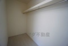 収納力豊富なウォークインクローゼット。洋服や小物などを1箇所にまとめて美しい収納を実現します。スーツケースのような大型の荷物も置けます＾＾