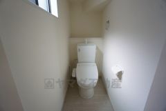 ウォシュレット付トイレです。節水機能もあるので、安心して使えますね。もちろん、1階2階の2ヶ所にトイレがあるので、忙しい朝にもゆとりができますね。