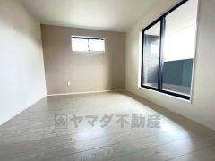 バルコニーに面した温もり溢れる明るいお部屋。デザインクロスが2階洋室の雰囲気を上品に仕上げています。大型ベッドを置いても余裕の広さを確保しています。