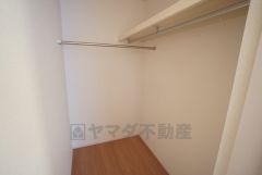 同仕様写真。収納力豊富なウォークインクローゼット付き。洋服や小物などを1箇所にまとめて美しい収納を実現します。