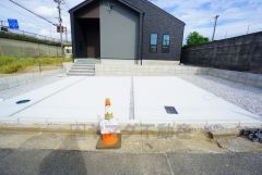 カースペースは停めやすい並列駐車3台付きでゆとりがあります＾＾