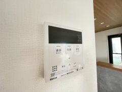 キッチン横からお湯張り、追い炊き、足し湯がボタン一つで楽々操作できる給湯機リモコンです＾＾忙しい夕飯の準備の時間帯に重宝しますね。