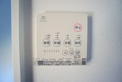 雨の日の洗濯も安心できる浴室暖房乾燥機付き浴室。リモコンで操作もボタン1つで簡単。 浴室暖房乾燥機には、暖房、乾燥、涼風、換気の4つの機能が付いています。タイマー付きです。
