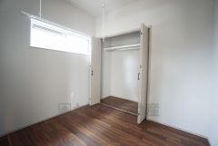 木目調のシンプルデザインで落ち着きと安らぎの空間に仕上げています。各部屋に収納が完備されているので、お荷物が多くなっても安心の設計です。