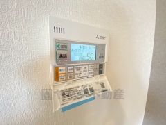 給湯器リモコンはキッチン横からボタンひとつで操作が楽々。通話ボタン付きでお子様とも会話ができて安心です。
