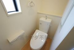 温水洗浄機付トイレです。節水機能もあるので、安心して使えますね。もちろん、1階2階の2ヶ所にトイレがあるので、忙しい朝にもゆとりができますね。