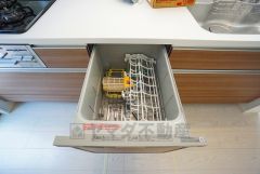家事の時間が短縮できる食器洗浄乾燥機付。後片付けもラクラクです。 食器を洗う手間が減るので家族とのコミュニケーションの時間や自分の時間が増えますね。