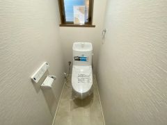 温水洗浄機付トイレです。節水機能もあるので、安心して使えますね。もちろん、1階2階の2ヶ所にトイレがあるので、忙しい朝にもゆとりができますね。