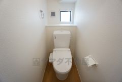 温水洗浄機付トイレです。節水機能もあるので、安心して使えますね。もちろん、1階2階の2ヶ所にトイレがあるので、忙しい朝にもゆとりができますね。