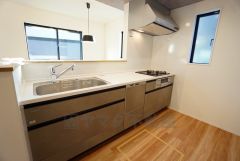 対面式カウンターキッチンでお子様の様子が見守れます。カウンタートップは耐熱性に優れており、日ごろのお掃除もふき取るだけでＯＫ。ステンレスシンクも簡単にお掃除できますよ。