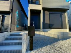 ブラックトーンの玄関扉＾＾外壁とマッチングしていてかっこいいですね＾＾家の顔となる玄関扉がかっこいいと、たくさんの人を招き入れたくなりますね＾＾