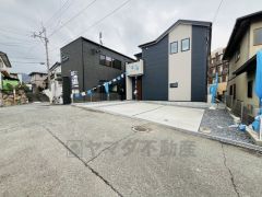 前面道路は交通量が少なく小さなお子様がいるご家庭も安心です＾＾ カースペースは停めやすい並列駐車3台。
