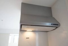 調理により発生する油煙や臭いを吸い込み、屋外へ排気してくれます。