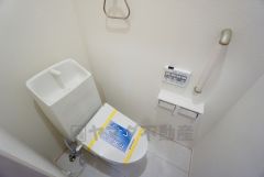 同仕様写真。温水洗浄機付トイレです。節水機能もあるので、安心して使えますね。もちろん、1階2階の2ヶ所にトイレがあるので、忙しい朝にもゆとりができますね。