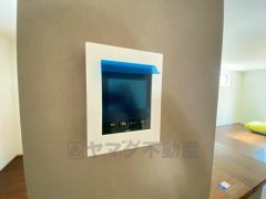 防犯性、セキュリティ対策に安心できるテレビモニター付きインターフォンです。セールスマン対策にもなり安心できます。