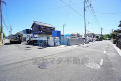 前面道路は西側約4.6ｍ、南側約6.7ｍ。 交通量が少なく小さなお子様がいるご家庭でも安心です＾＾