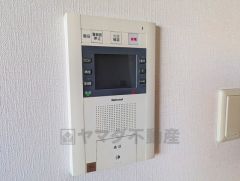 防犯性もばっちり、TVモニター付きインターフォン完備。大きなモニターで玄関先を確認できます。録画機能が付いているので不在時の訪問者も確認できて安心です^^