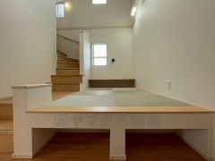 同仕様写真。リビングからの続き間としてマルチスキップをご用意しました。普段はリビングとつなげて開放的なスペースとして。来客時には客間としてお使いいただけます。