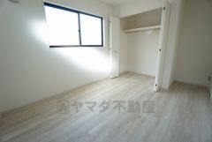 同仕様写真。明るい洋室です。ナチュラル色のフローリングで開放的な優しい雰囲気になっています＾＾ベッドや机、ＴＶを置いてもゆとりのある広さです。