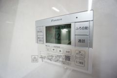 給湯器リモコンはキッチン横からボタンひとつで操作が楽々。通話ボタン付きでお子様とも会話ができて安心です。