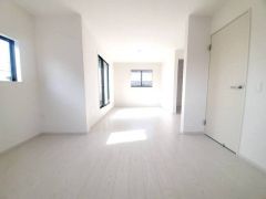 住む人のこだわりを活かす洋室＾＾日当たりがよく、寝室としての利用もおすすめ。広めのクローゼットもあり荷物もすっきり片付けれ、ゆとりのある暮らしが出来ます＾＾