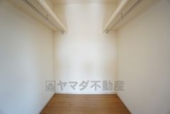 収納力豊富なウォークインクローゼット付き。洋服や小物などを1箇所にまとめて美しい収納を実現します。