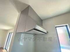 調理により発生する油煙や臭いを吸い込み、屋外へ排気してくれます。