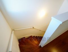 同仕様写真。ご年配の方でも安心できる、手すり付き階段です＾＾段差も低めで設定されてますので安全性にも優れてますね＾＾