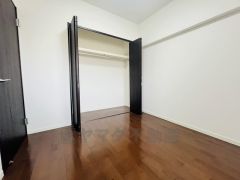 木目調のシンプルデザインで落ち着きと安らぎの空間に仕上げています。各部屋に収納が完備されているので、お荷物が多くなっても安心の設計です。