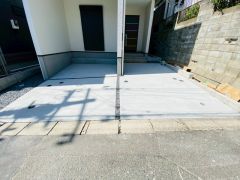駐車スペースはゆとりある2台分を確保。マイカー用に、お客さま用に、余裕を持ってご利用いただけます。
