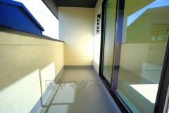 南側に面したバルコニーは日当たり良好です。お洗濯物も気持ちよく干せそうです。