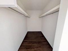 収納力豊富なウォークインクローゼット付き。洋服や小物などを1箇所にまとめて美しい収納を実現します。