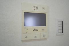 ドアを開けずに来訪者を確認できるモニター付インターフォン。防犯はもちろん、セールスマン対策にもなりますね＾＾施錠解錠もボタン一つで楽々＾＾