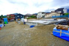 コンビニまで徒歩4分。スーパーまで徒歩6分。ドラッグストア徒歩5分。