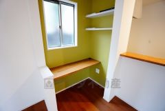 同仕様写真。対面キッチン横にあるスタディーコーナー。キッチンからお子様のお勉強にも目が届きます。玄関の収納もしっかりとれます。