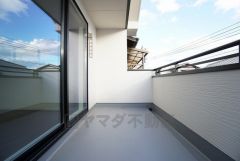 同仕様写真。幅広のインナーバルコニーは多少の雨でも洗濯物を守ってくれ、家事を助けてくれること間違いなし。眩しすぎる日差しも和らげます。