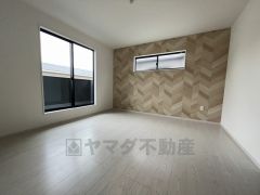 デザインクロスが2階洋室の雰囲気を上品に仕上げています。いつもと違う雰囲気のお部屋をお楽しみください。
