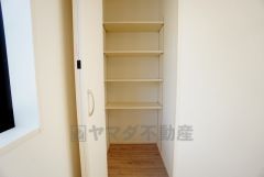 同仕様写真。可動棚式パントリー。食器やキッチン用品、食料品の保存に便利です＾＾可動棚式なので高さのある物もスッキリ収納できます＾＾