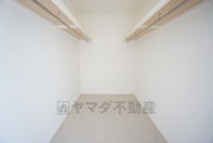 ウォークインクローゼット付きの洋室。スペースも広く、毎日のコーディネートが楽しくなります＾＾