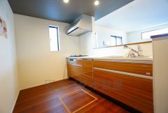 対面式カウンターキッチンでお子様の様子が見守れます。カウンタートップは耐熱性に優れており、日ごろのお掃除もふき取るだけでＯＫ。ステンレスシンクも簡単にお掃除できますよ。