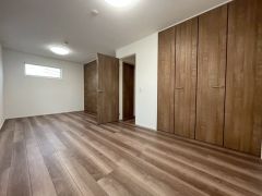広々約10.25帖の洋室です＾＾2ドア仕様なので将来的に約5.25帖と約5帖の洋室に分けて使用することができます＾＾