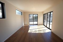 同仕様写真。大きな窓のあるリビングは、陽光あふれる明るい空間です。居心地良く、ご家族皆がゆったり寛げる憩いの空間となりそうです。