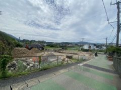 カースペースは停めやすい並列駐車3台付き。