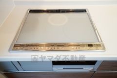 同仕様写真。汚れてもサッとふける、お手入れのしやすいIHクッキングヒーター。オール電化なので経済的。