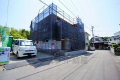 前面道路は交通量が少なく小さなお子様がいるご家庭も安心です＾＾ カースペースは停めやすい並列駐車4台付き。