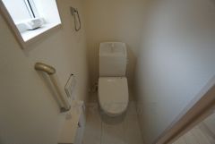 温水洗浄機付トイレです。節水機能もあるので、安心して使えますね。もちろん、1階2階の2ヶ所にトイレがあるので、忙しい朝にもゆとりができますね。