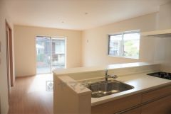 同仕様写真。大きな窓のあるリビングは、陽光あふれる明るい空間です。居心地良く、ご家族皆がゆったり寛げる憩いの空間となりそうです。