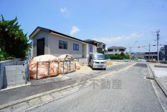 前面道路東側4ｍ、北側6.27ｍ。 北側は車の離合もスムーズにできます＾＾ 一戸建ての多いエリア。落ち着いた雰囲気で快適な生活を送れます。