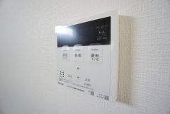 キッチン横からお湯張り、追い炊き、足し湯がボタン一つで楽々操作できる給湯機リモコンです＾＾忙しい夕飯の準備の時間帯に重宝しますね。